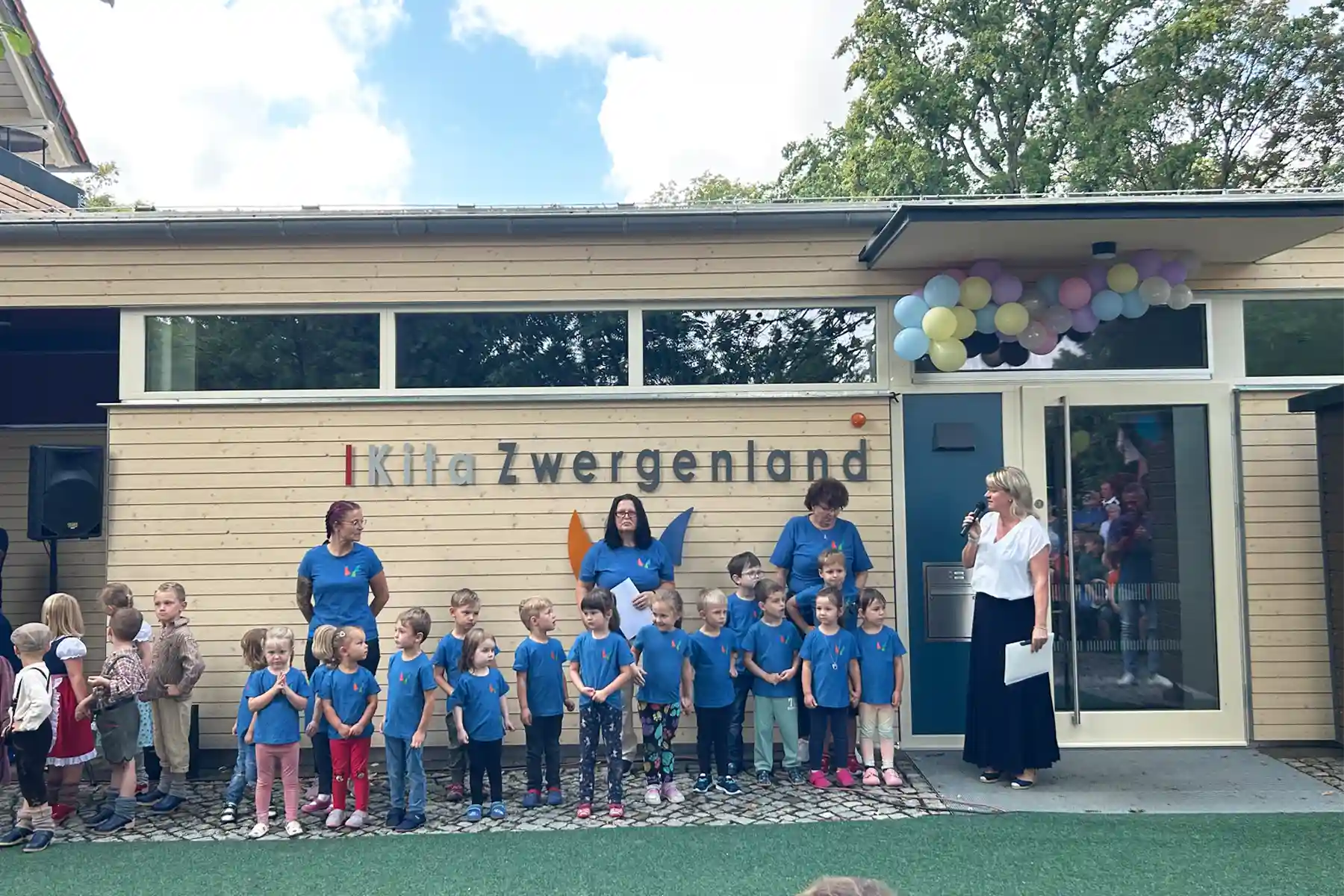 Einweihung Kita „Zwergenland“, Gruppenbild vor Kita