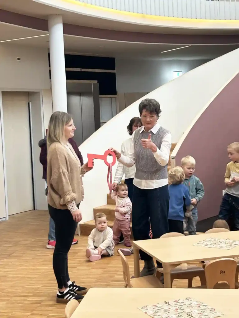 Schlüsselübergabe,Bürgermeisterin in der Kita Schwalbennest